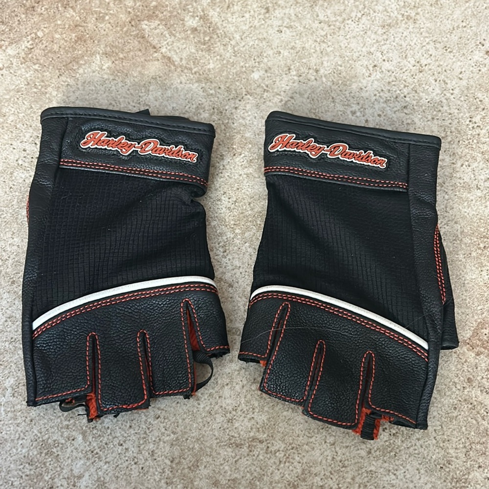 NWOT Harley Davidson Fingerless riding gloves. Size small brand new.